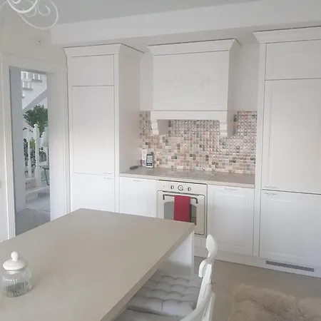 Three Bedroom House With Garden By Apartament