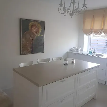 Three Bedroom House With Garden By Apartament *